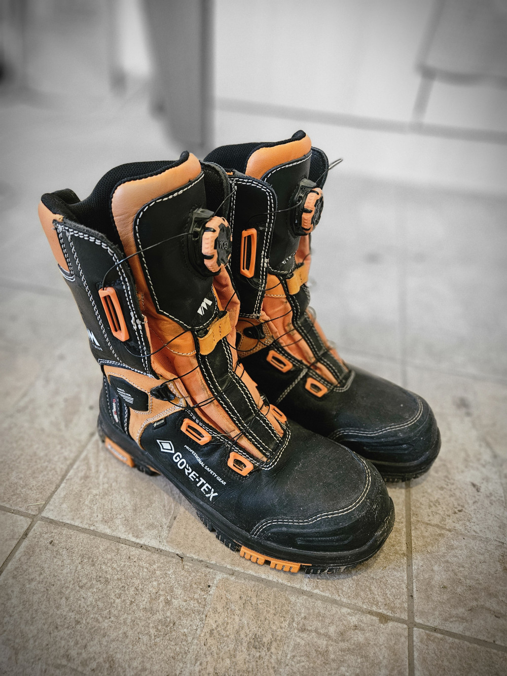   VM Footwear Connecticut magasszárú munkavédelmi bakancs BOA fűzővel S7L
